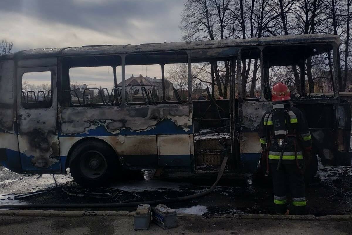 У Львівській області на ходу загорівся автобус: постраждав водій