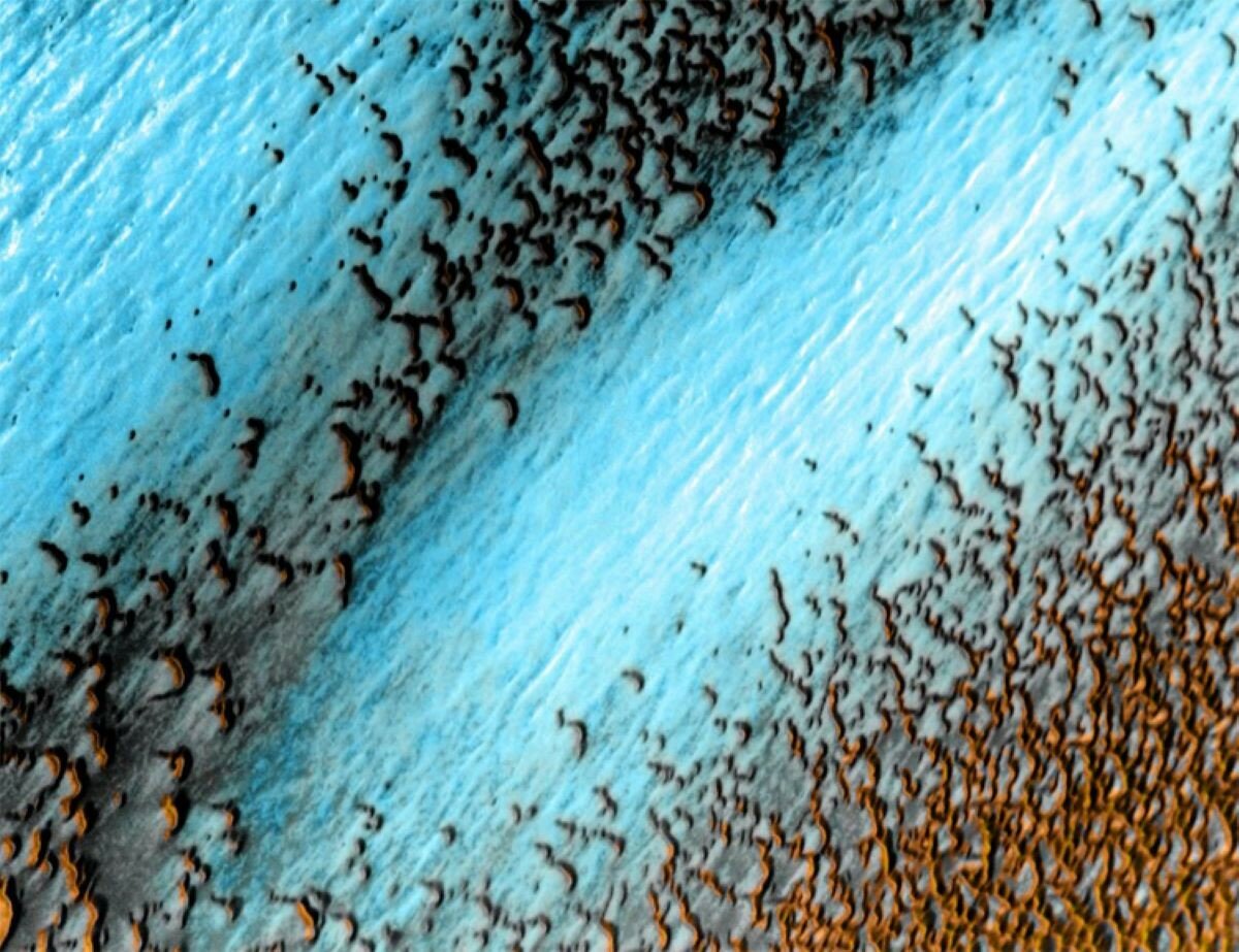 ​Фото дня: синие дюны на Красной планете