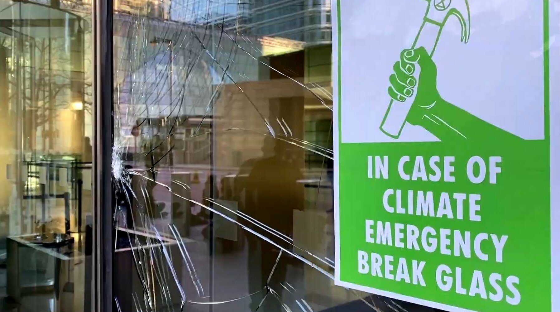 В Лондоне экоактивисты напали на штаб-квартиру банка Barclays​