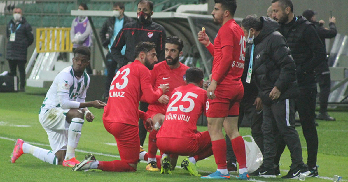 Обеденный перерыв: матч чемпионата Турции прервали, чтобы покормить футболистов