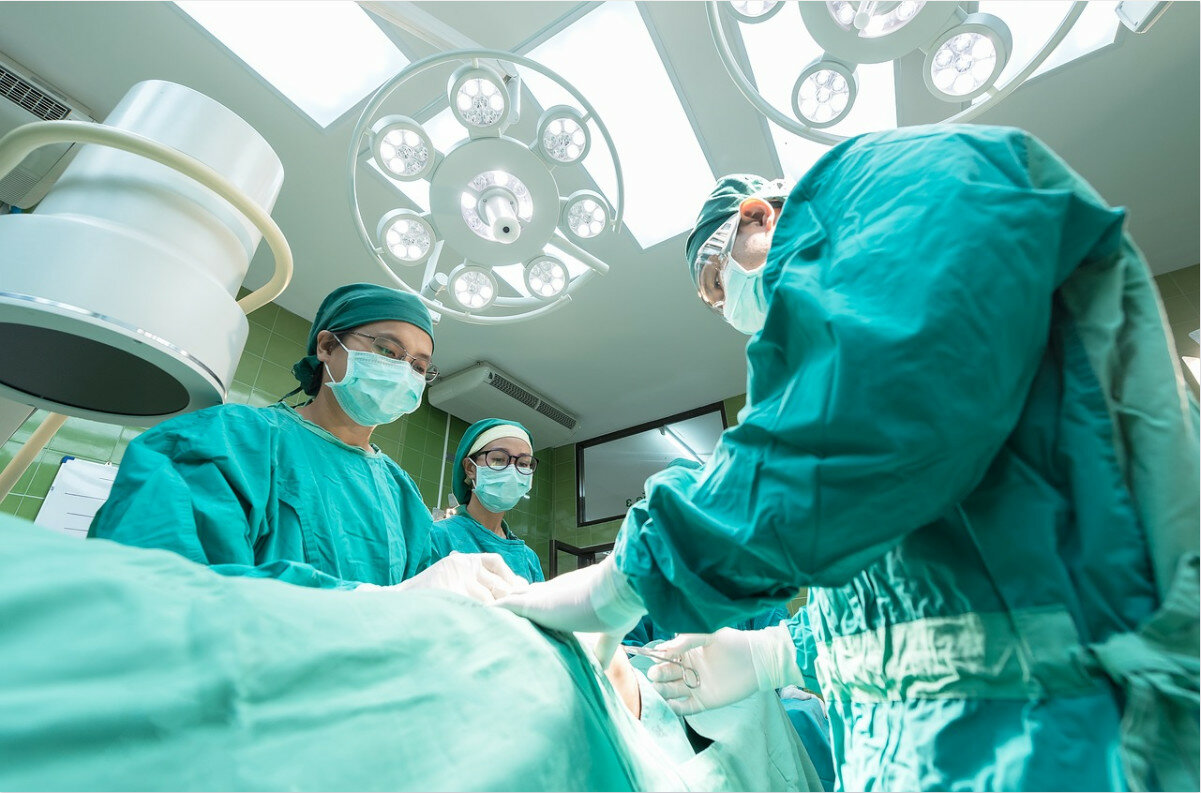Японські лікарі першими в світі пересадили легені пацієнтці після коронавируса
