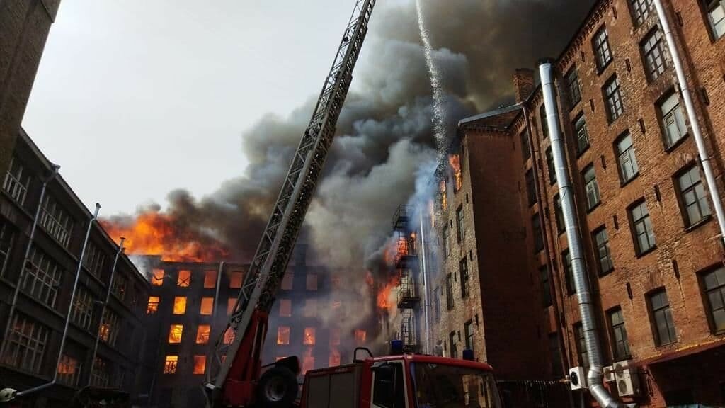 В Питере второй день горит фабрика: есть погибший