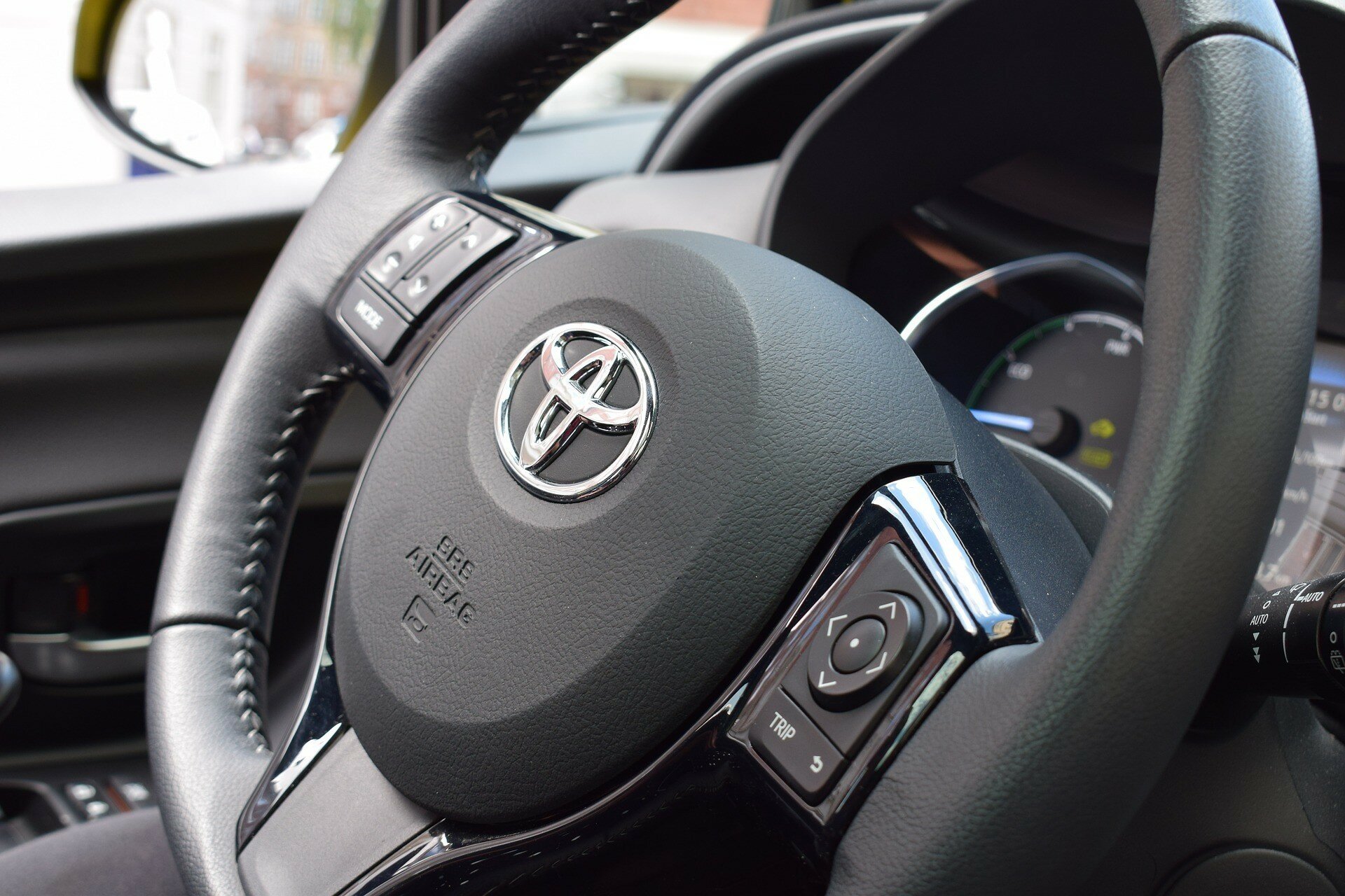 Toyota представила автомобили с передовой технологией помощи при вождении