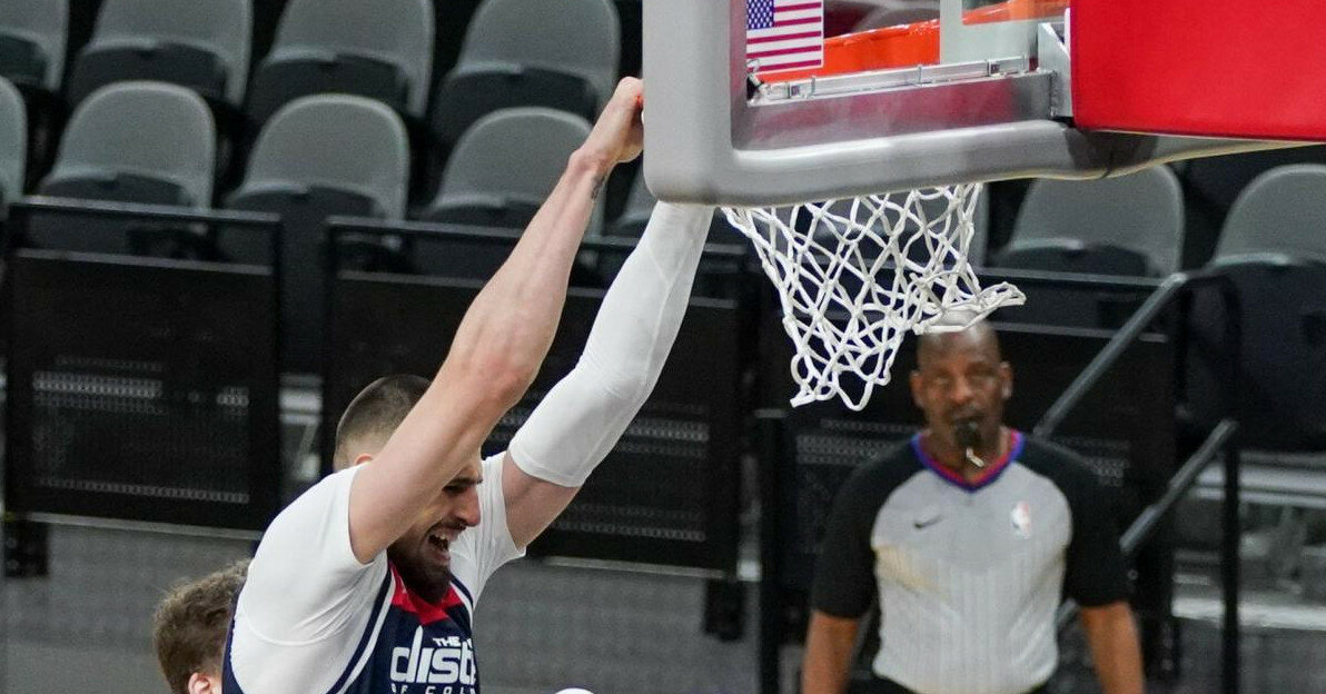 Украинец Лень помог "Вашингтону" в матче НБА
