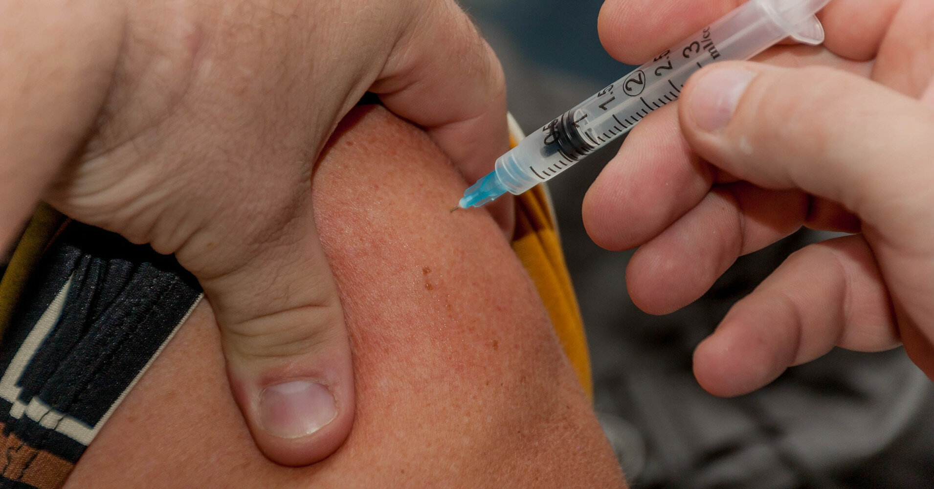 Германия начнет всеобщую вакцинацию от COVID-19