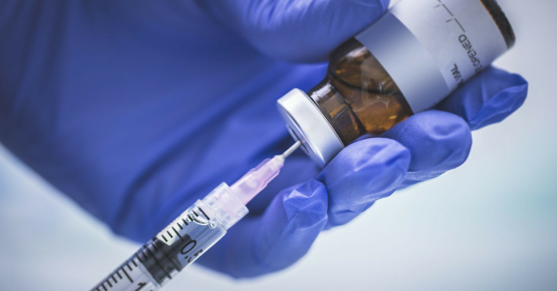 AstraZeneca починає випробування вакцини від "південноафриканського" штаму COVID-19
