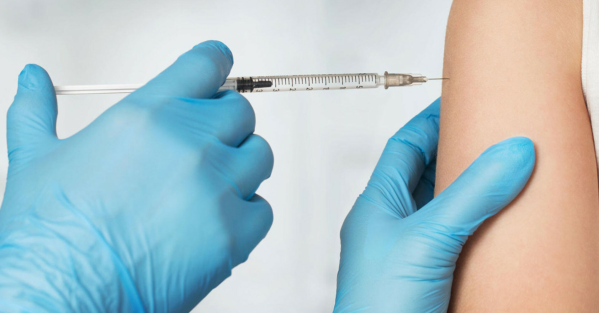 У Франції медикам пригрозили обов'язковою вакцинацією
