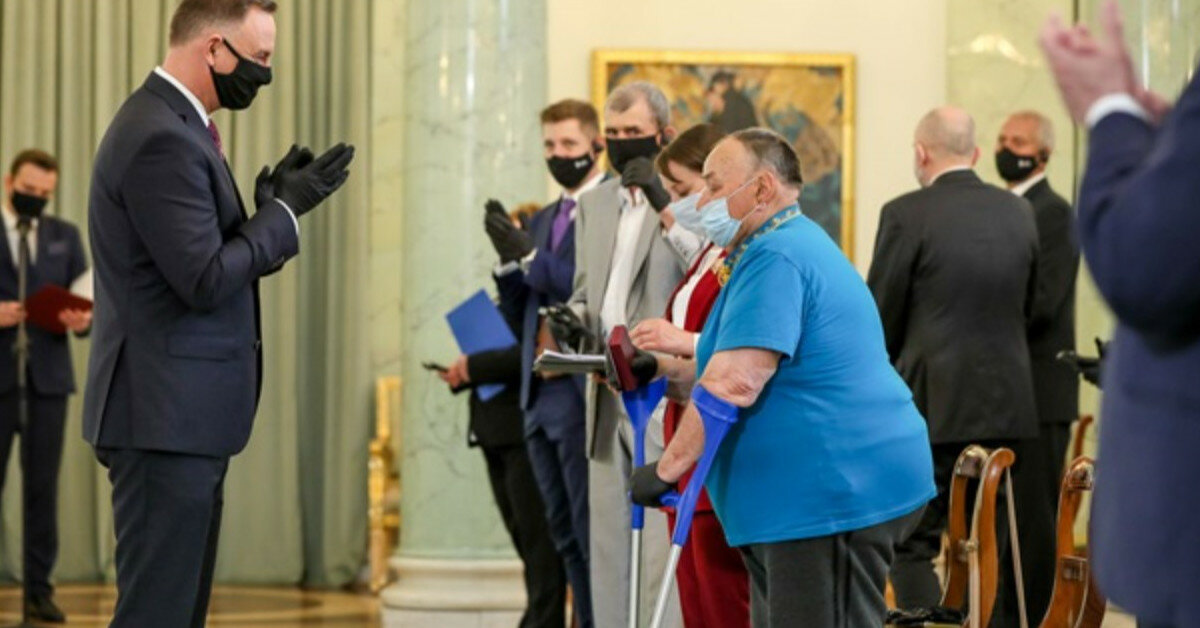 Дуда вручил медали украинцам за помощь полякам