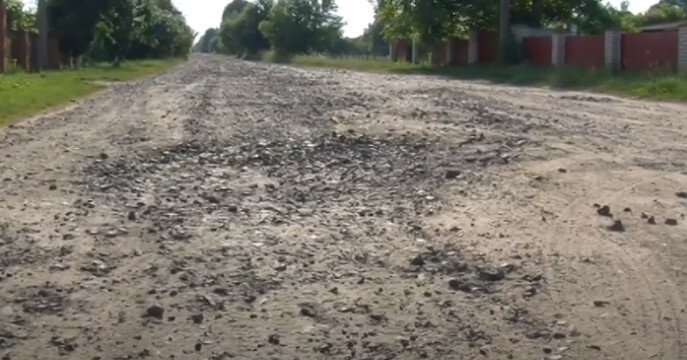 Селяни на Волині самостійно лагодять дороги (відео)