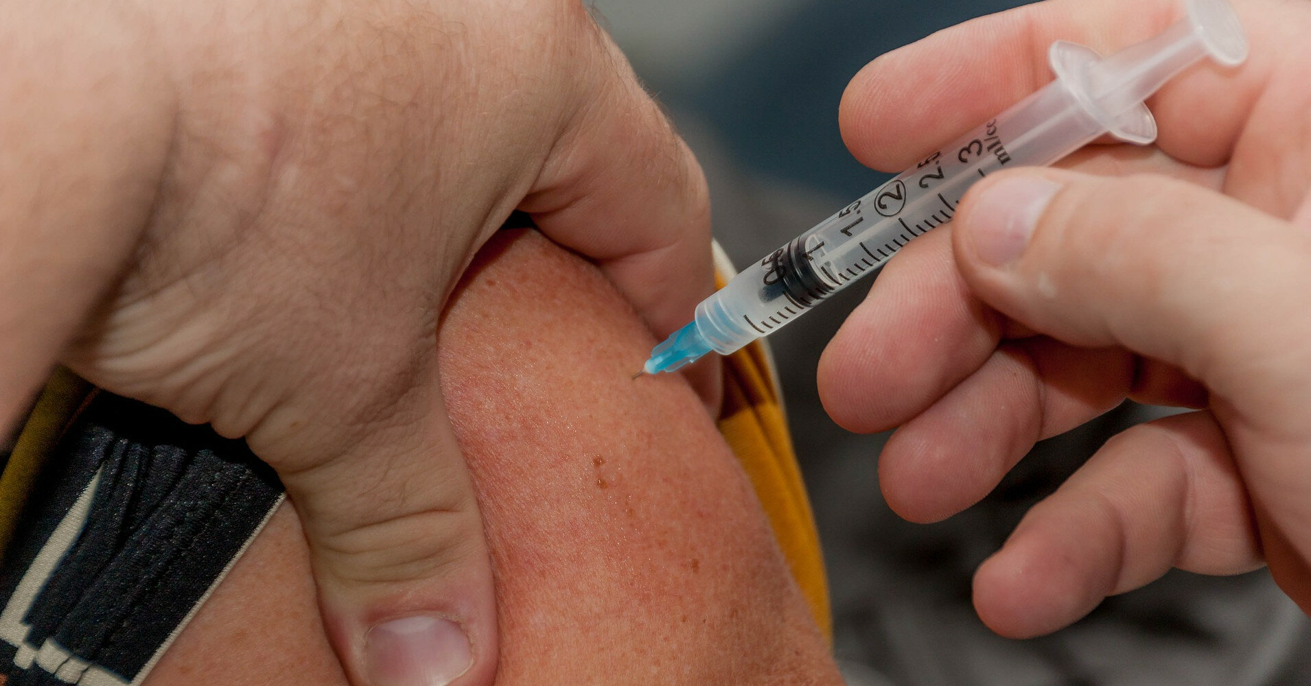 Вакцинованим медикам не можуть знайти другу дозу вакцини