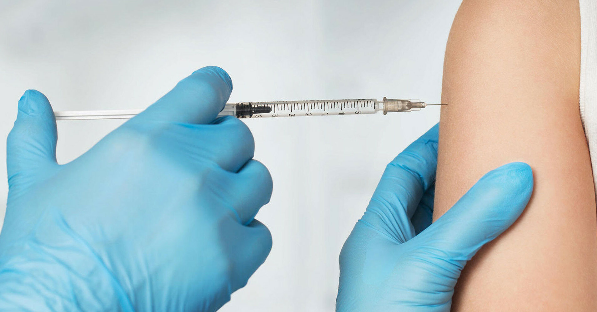 Біля київського центру вакцинації стоять "кілометрові" черги
