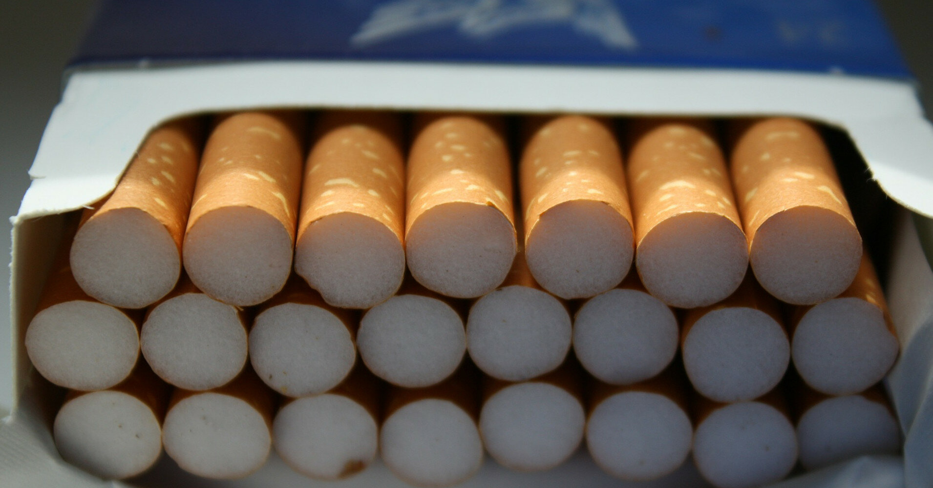 Силовики изъяли у таможенников крупную партию контрафактных сигарет