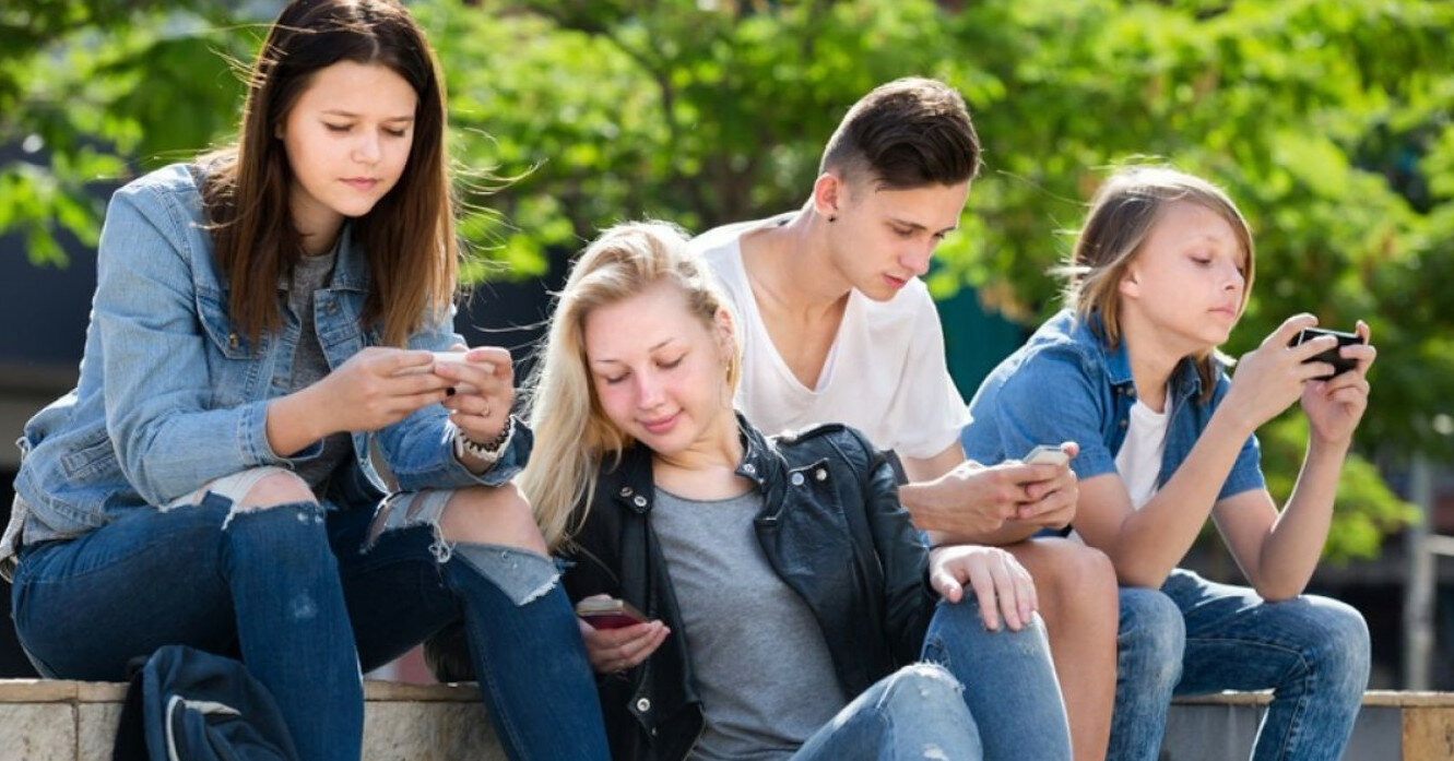 Как мы понимаем современность. Подросток с телефоном. Современная молодежь. Прогулка подростков. Молодежь с гаджетами.
