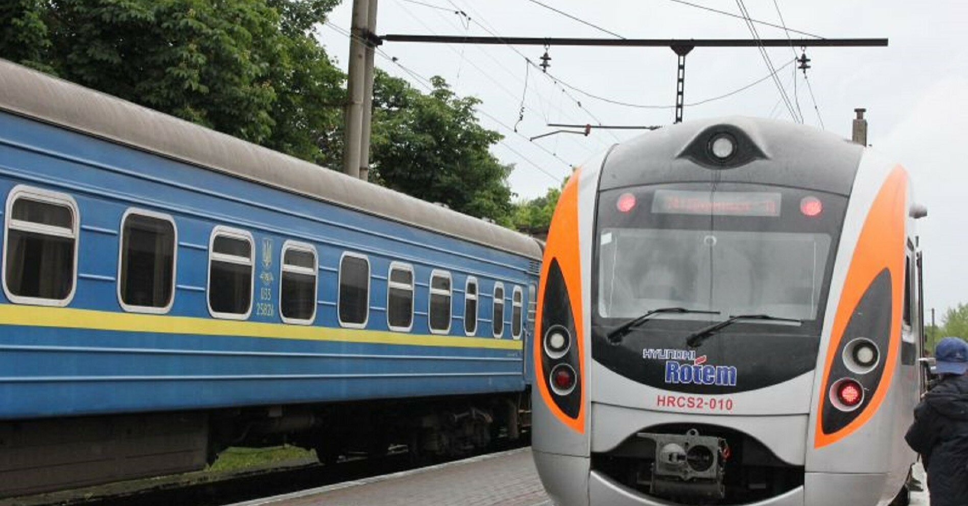 На Житомирщині двоє людей потрапили під потяг