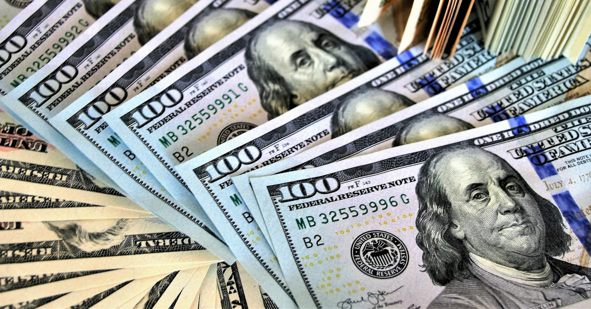 Міжбанк: нерезиденти активно скуповують долари