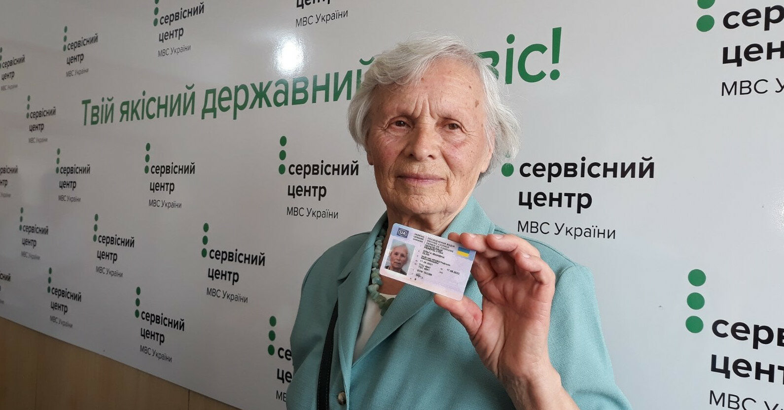 Украинка в 79 лет впервые получила водительские права