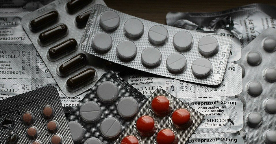 Зеленский подписал закон о запрете продавать лекарства детям