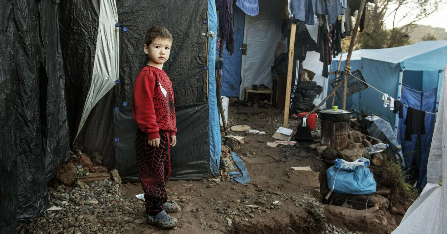 На греческом острове начал работу закрытый лагерь для беженцев - События в  мире - Курс Украины