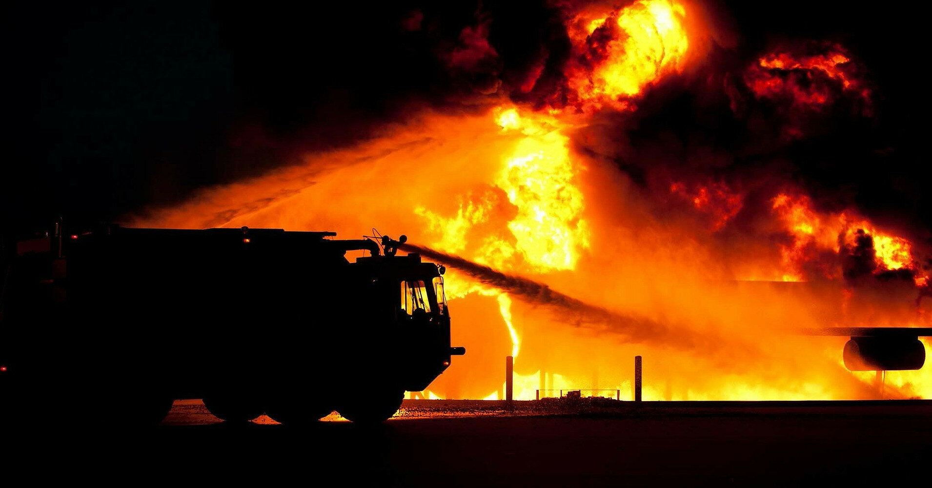 В Мукачево на территории бывшего завода произошел пожар