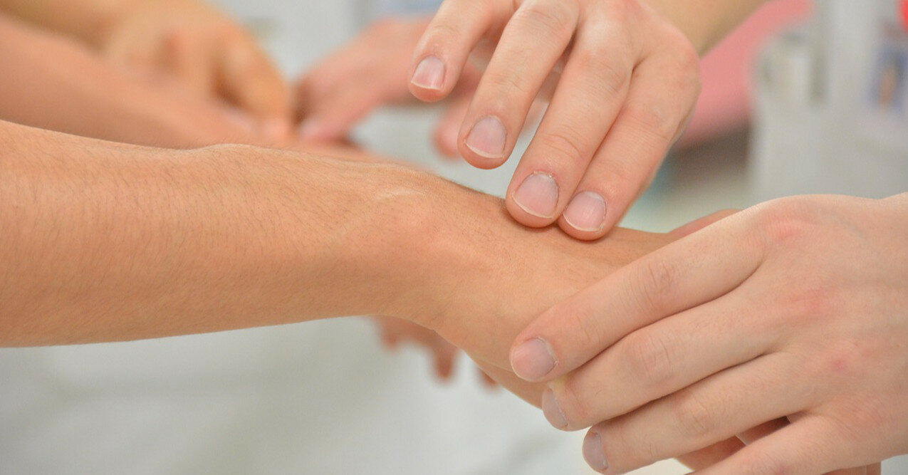 Алергія на холод або дерматит: як їх розрізнити і зберегти шкіру рук ніжною