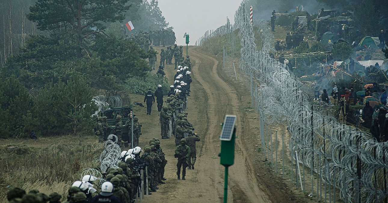 Польща розповіла про мігрантів, які перебираються вплав через кордон.