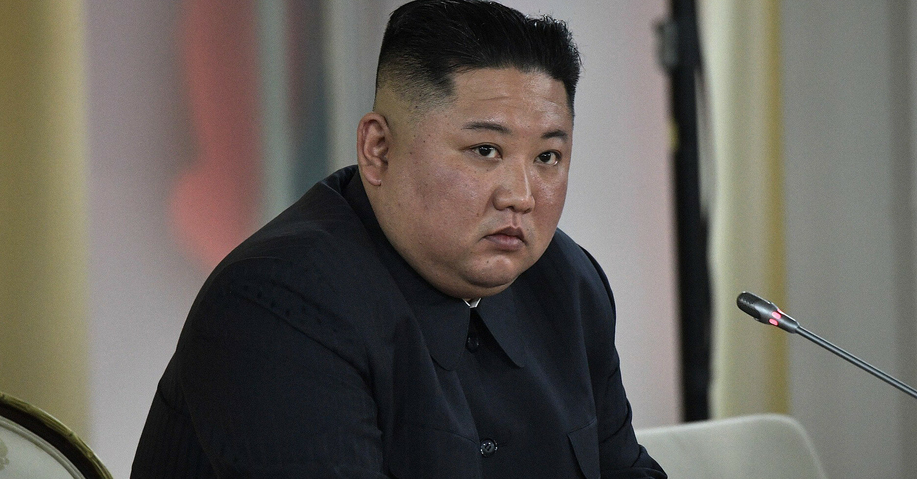 У Північній Кореї заборонили чорні плащі