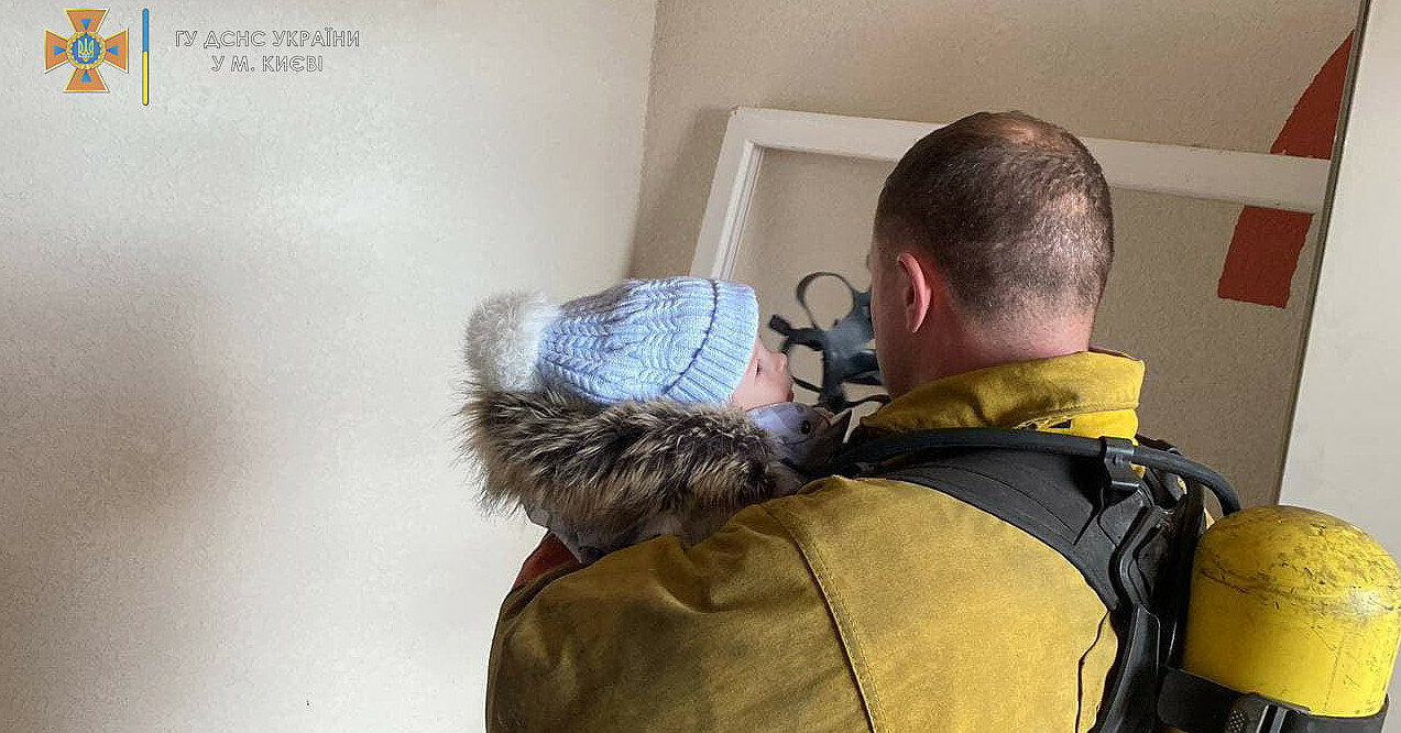 У Києві пожежники врятували дитину з вогню