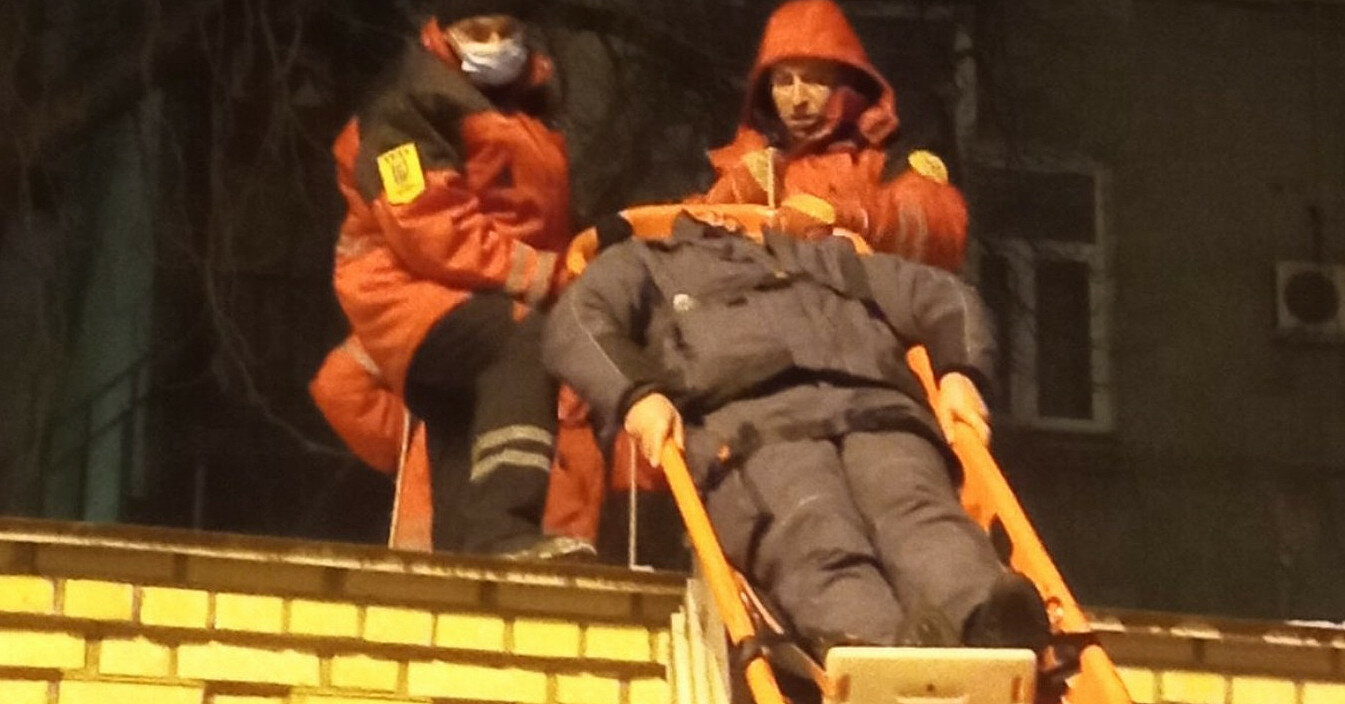 У Києві рятувальники мало не добили потерпілого: впустили з висоти носилки