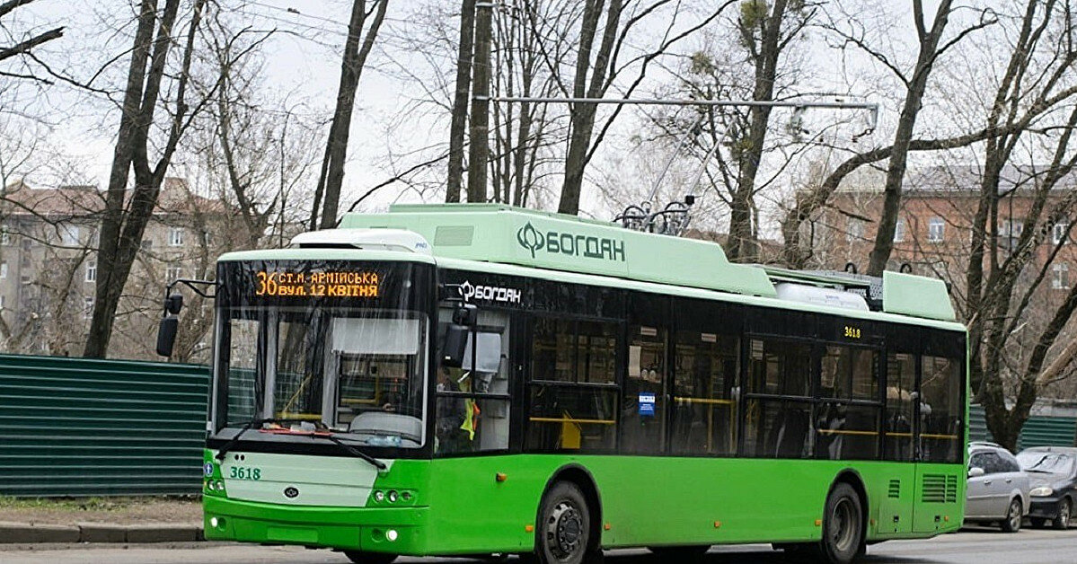 В Киеве автомобиль заблокировал движение троллейбусов: список рейсов