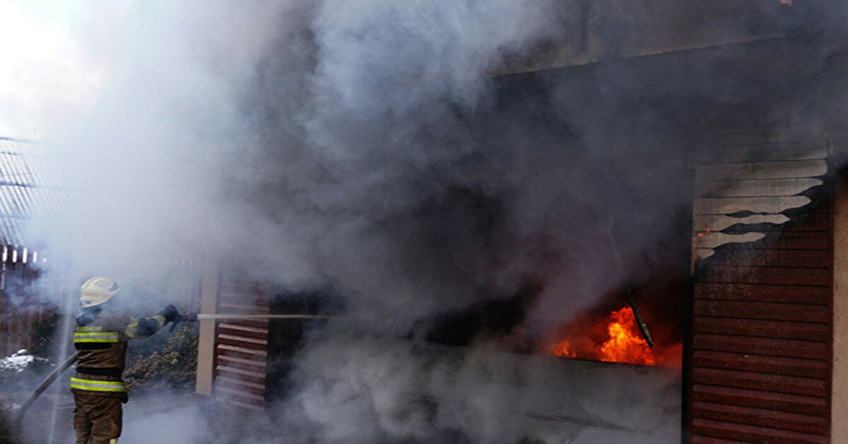 Електромобіль Tesla при зарядці спалив будинок у Дніпрі