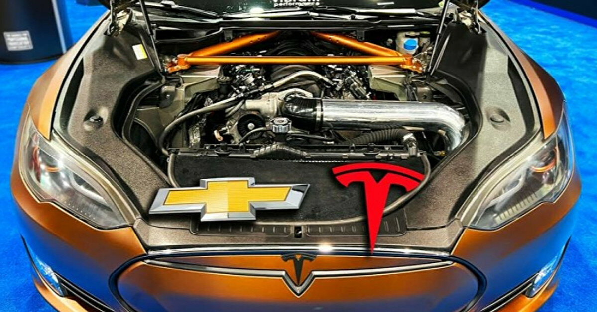В Tesla Model S установили бензиновый V8 от Chevrolet Camaro