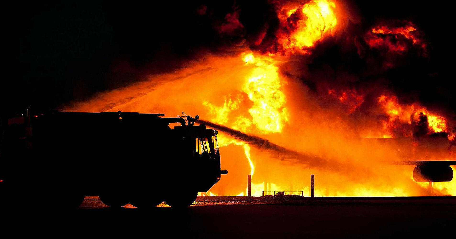 Под Тернополем горит склад хлебокомбината: привлекли пожарный поезд