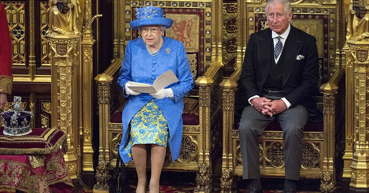 Королева Британії почала передавати владу принцу Чарльзу