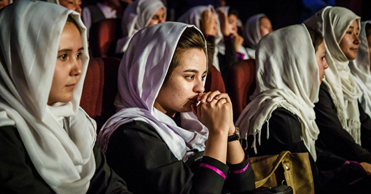 Афганским женщинам запретили посещать врачей без мужчины