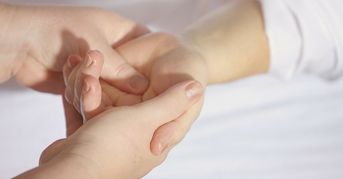 Лікарі розвіяли міф про хрускіт пальцями: які наслідки