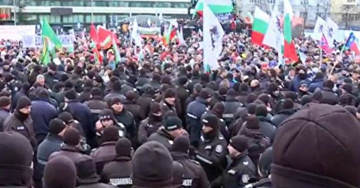 У Болгарії антивакцинатори намагалися штурмувати парламент