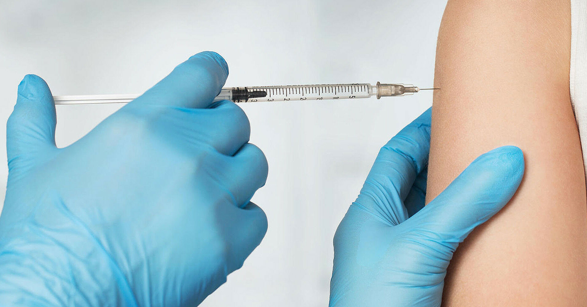 В США одобрили бустерные прививки вакциной Pfizer для подростков