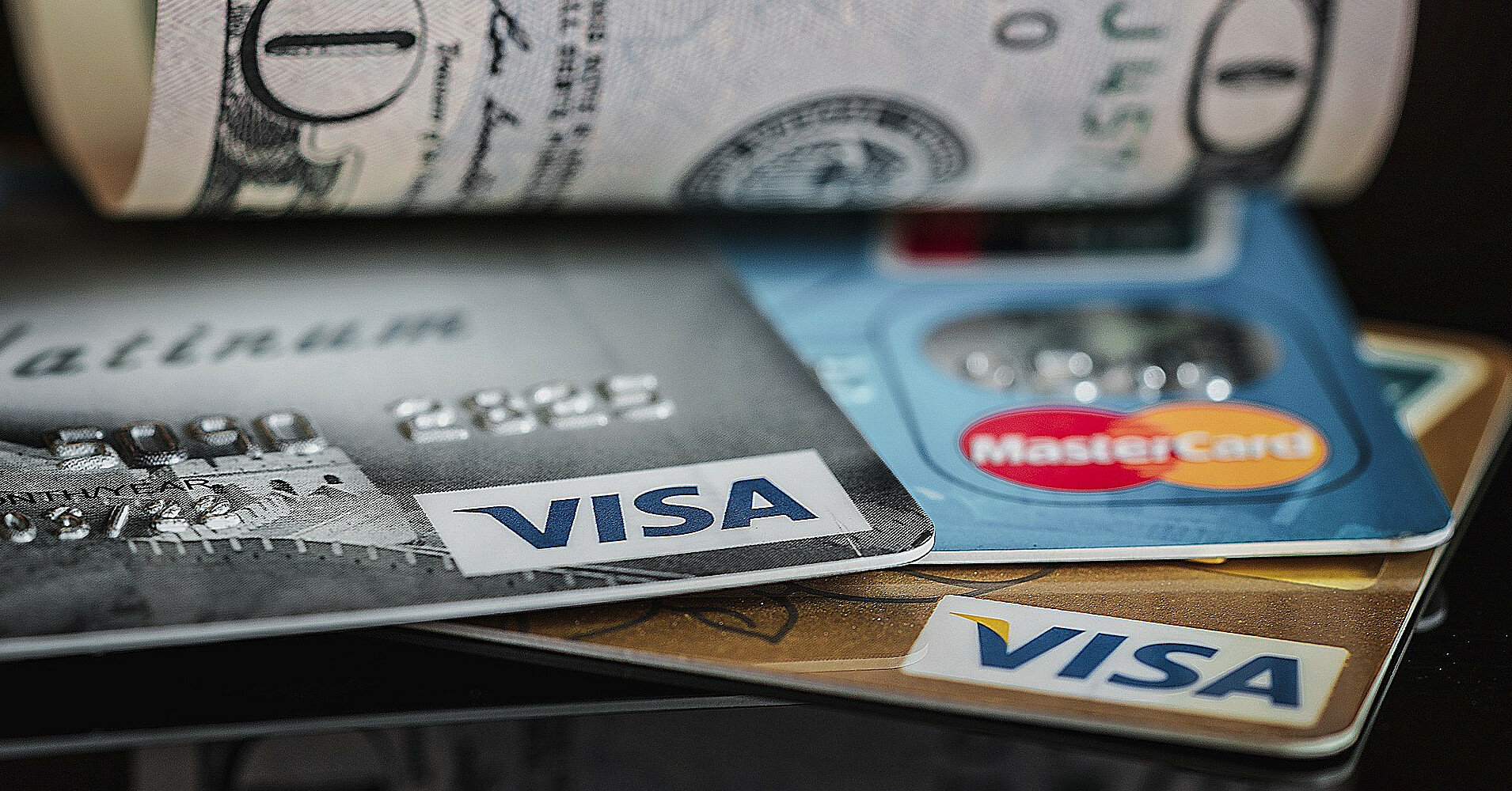 Карта чи готівка: як краще розплачуватися за кордоном
