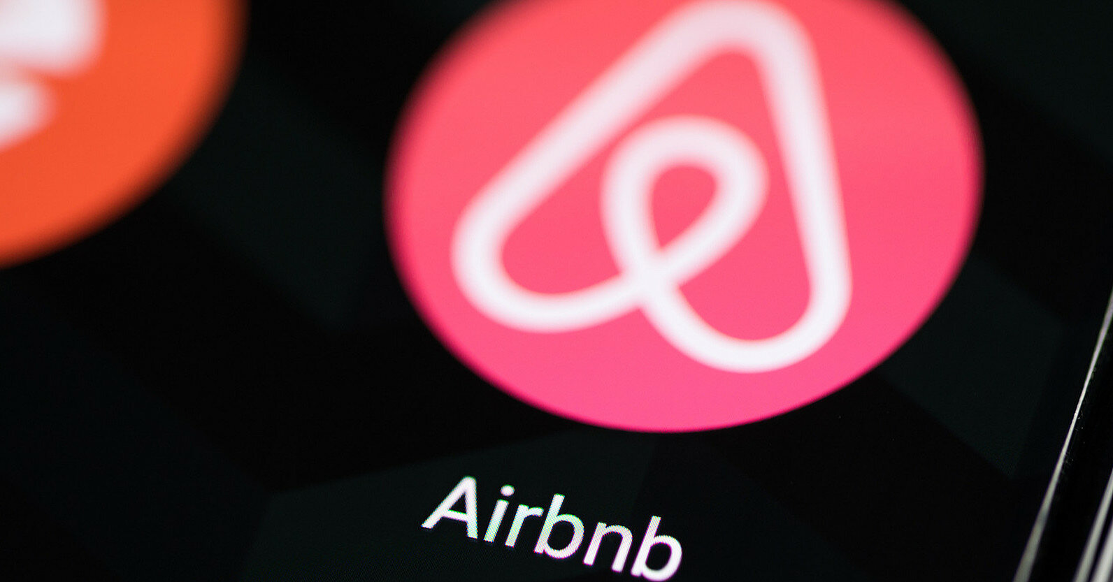 Airbnb відключив росіян та білорусів від своїх сервісів