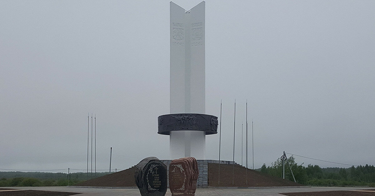 На Чернігівщині зносять відомий монумент "Три сестри"