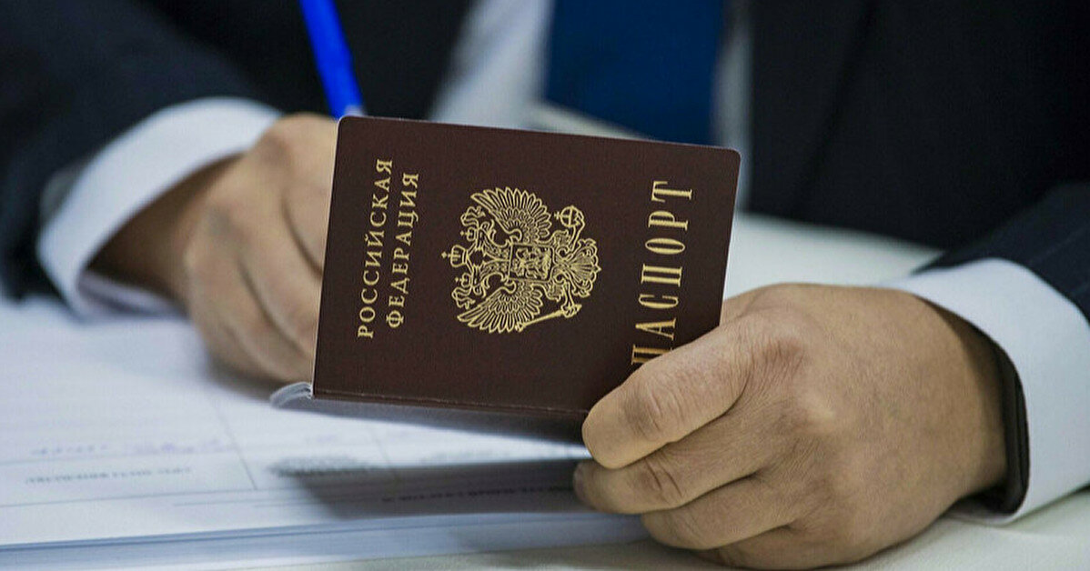 ГУР: в оккупированном Бердянске создают искусственные очереди за паспортами РФ