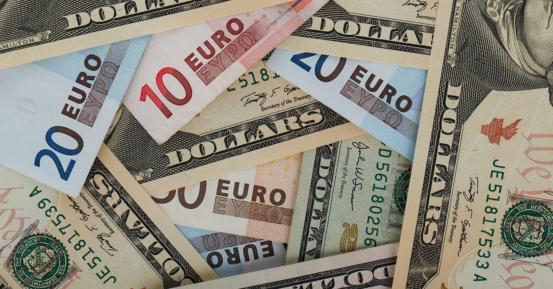 РосСМИ: банки в России перестали открывать депозиты в долларах и евро