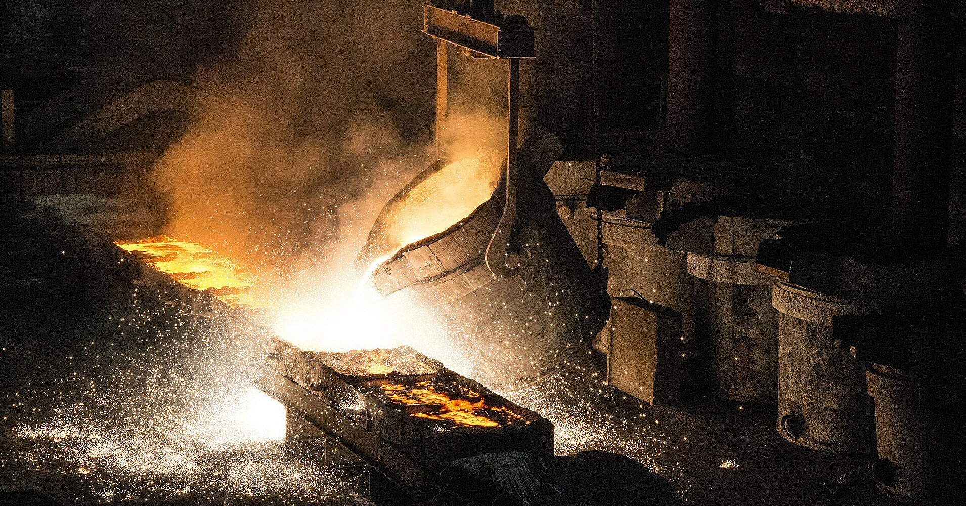 Україна вдвічі скоротила виробництво сталі та чавуну