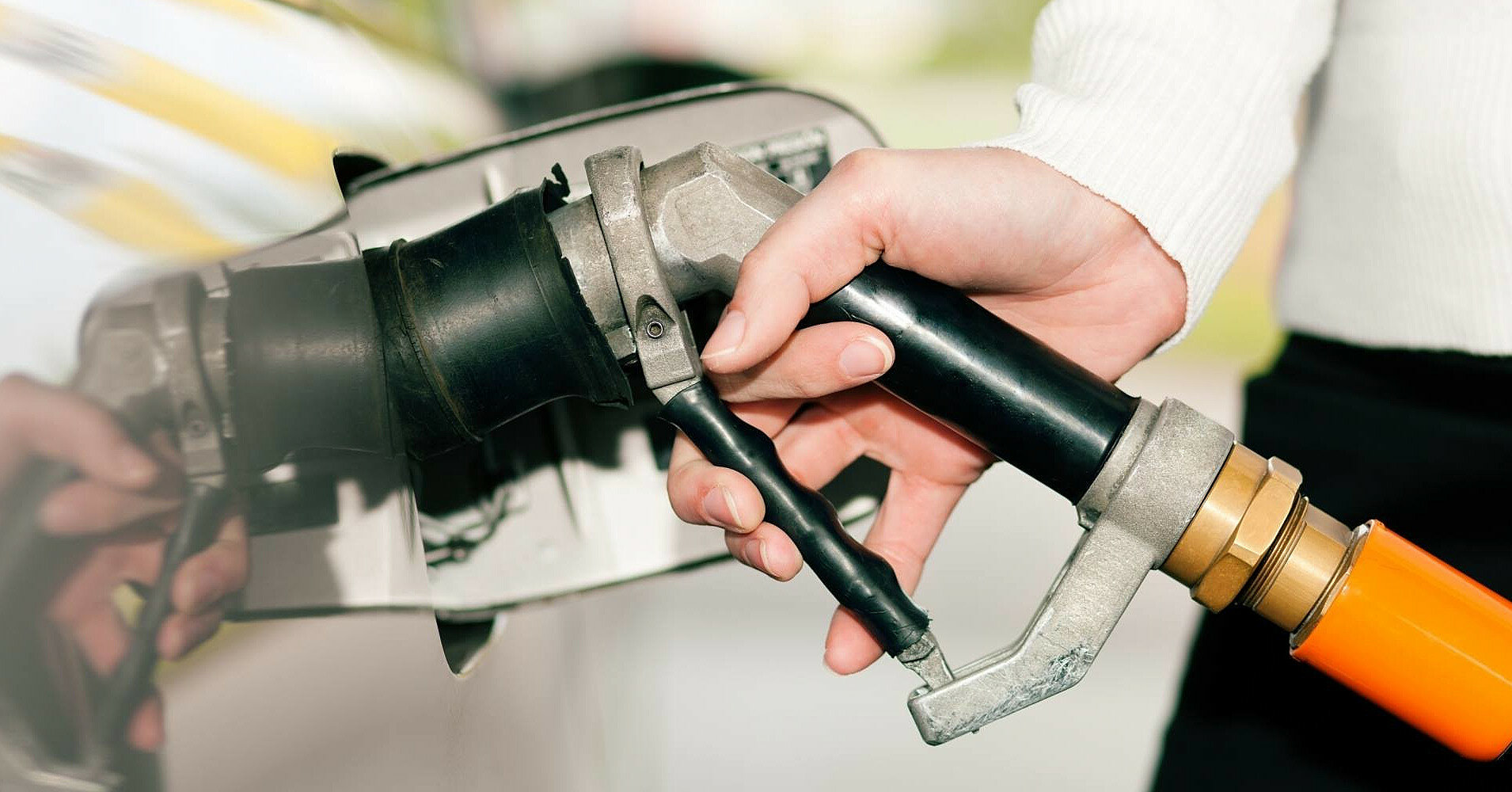 На українських АЗС почав дешевшати автомобільний газ