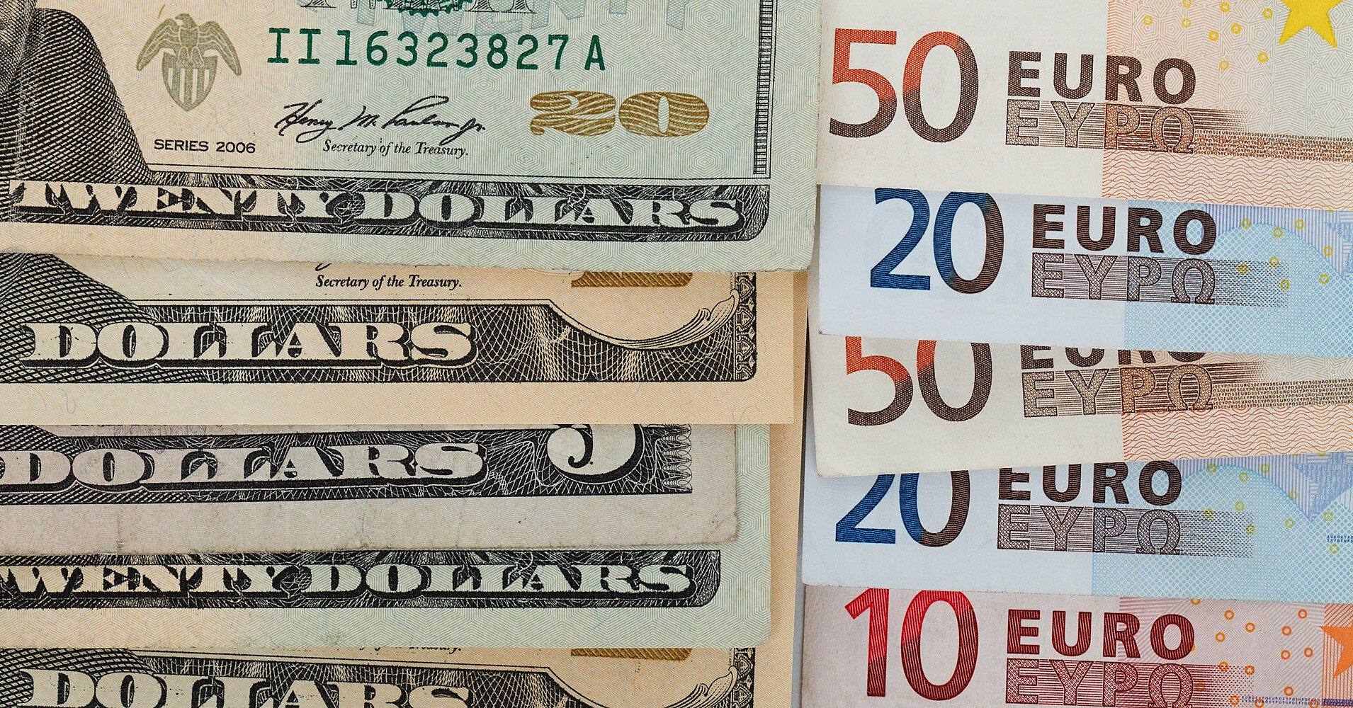 Євро за крок від паритету із доларом. Що це означає для Європи та для нас