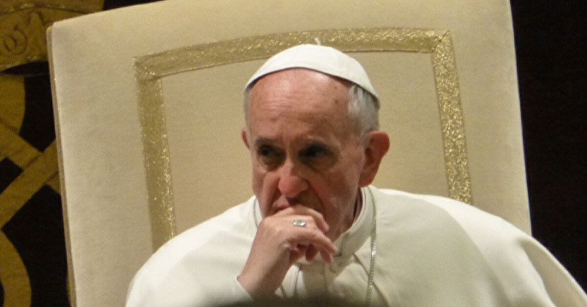 Папа Римский назвал использование ядерного оружия "безумием"
