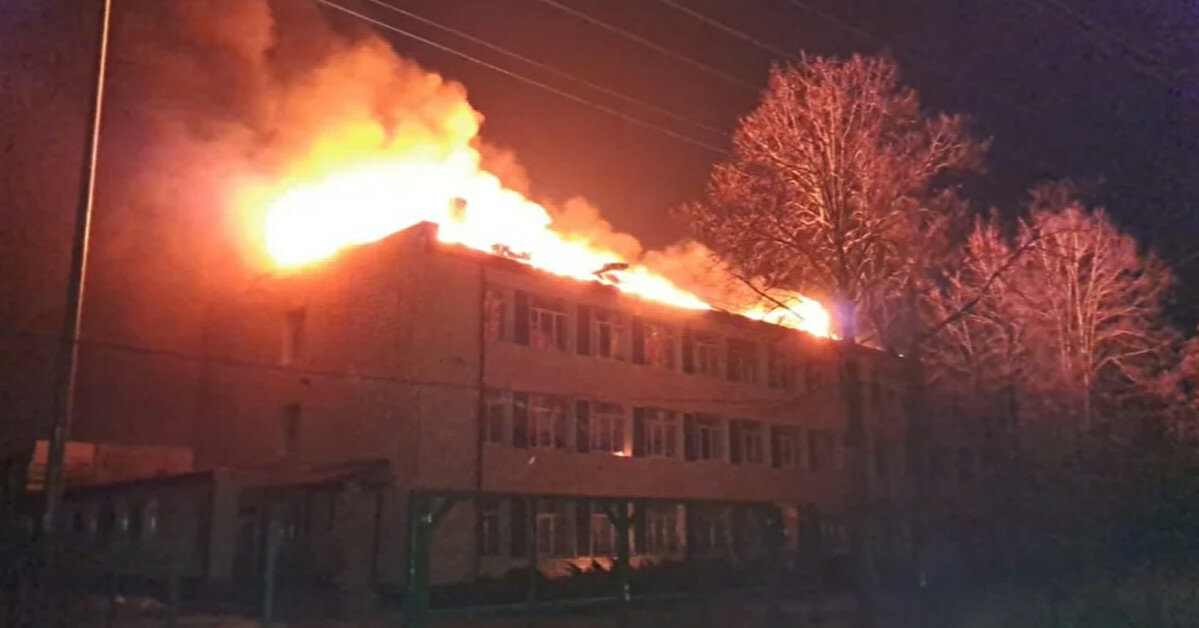 ОВА: Оккупанты обстреляли жилой массив в Часовом Яру, горит школа
