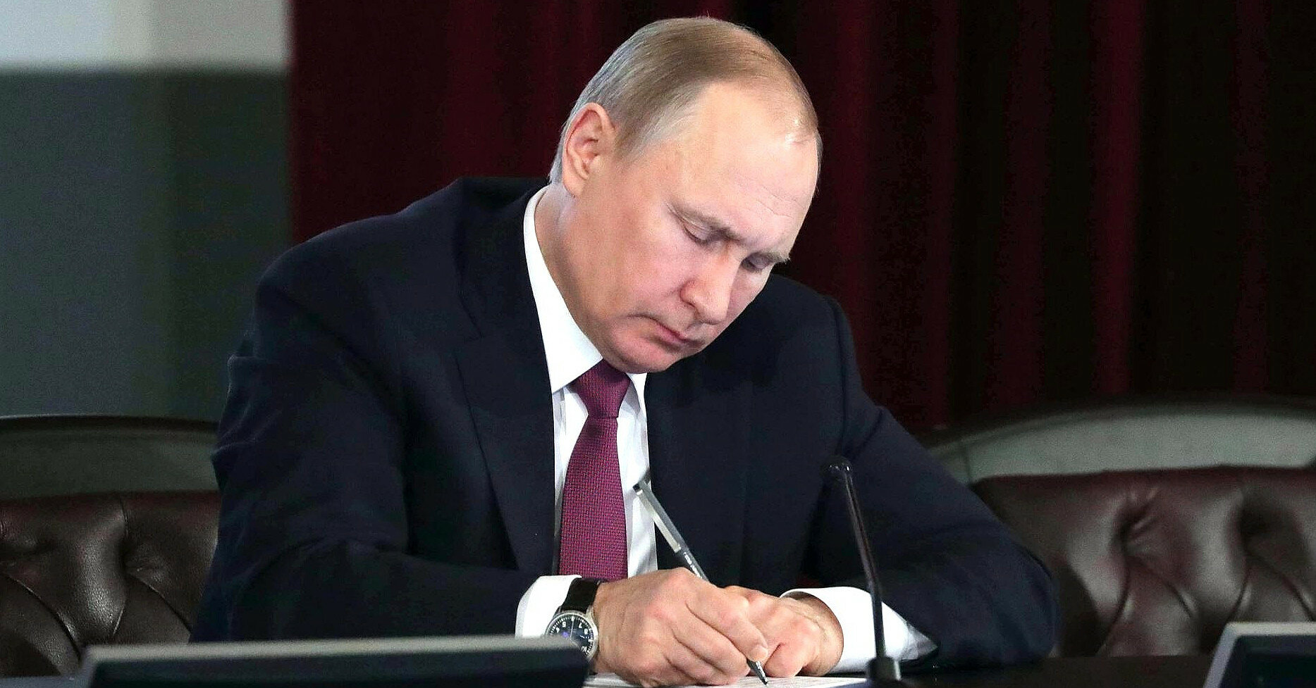 Путін офіційно дозволив "вибори" та депортацію на окупованих територіях