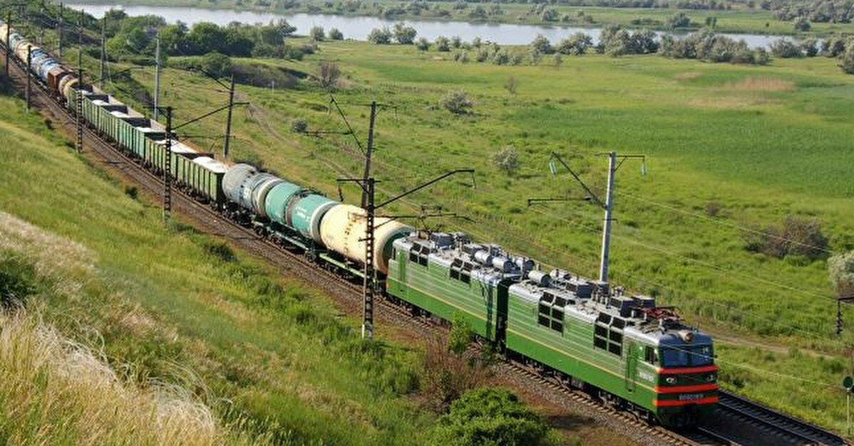 В Красноярском крае РФ несколько вагонов грузового поезда сошли с рельсов