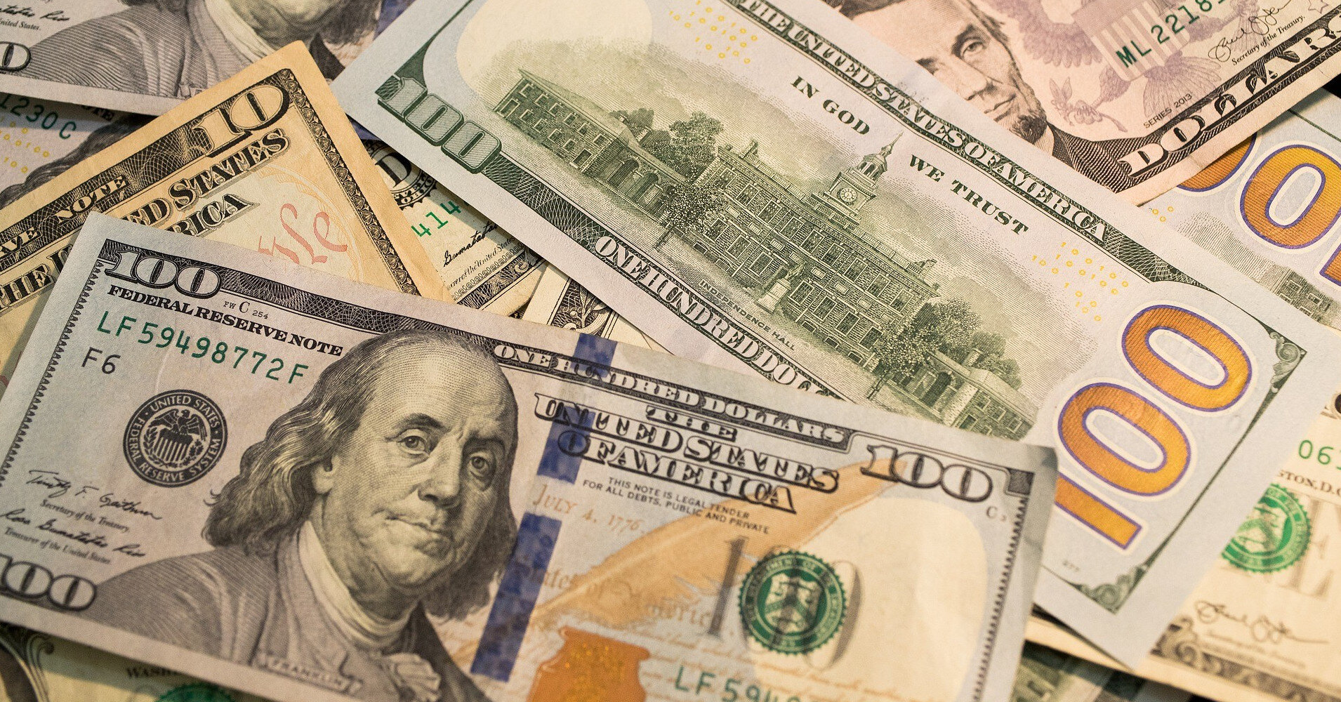 Зачем НБУ давит курс доллара вниз
